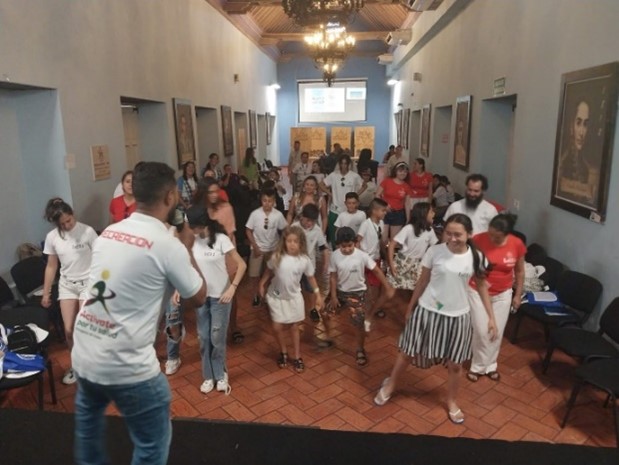 Actividades recreativas con niños y jóvenes